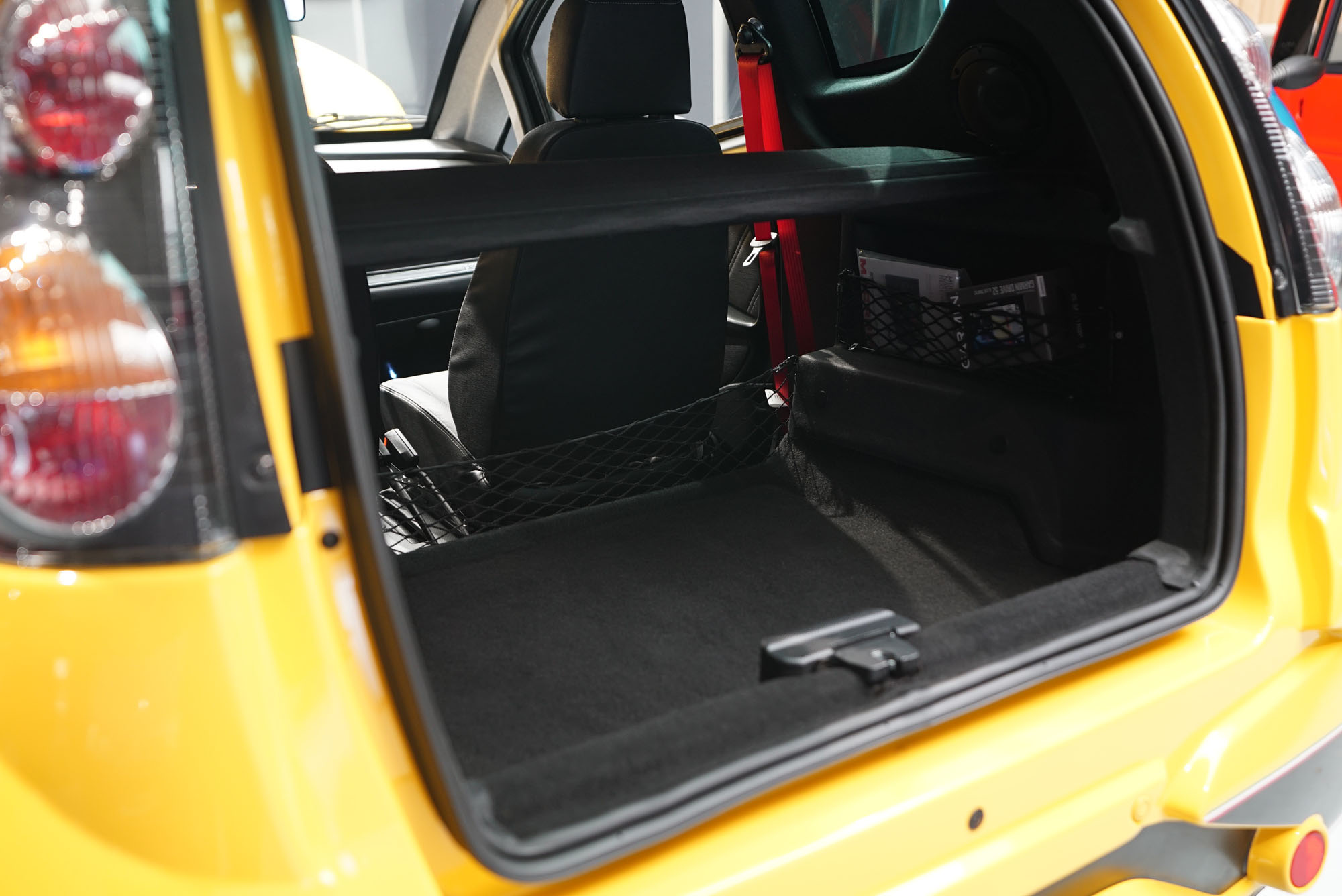Geräumiger Kofferraum des Casalini M20. Im Blick auch die roten Gurte des Beifahrersitzes.